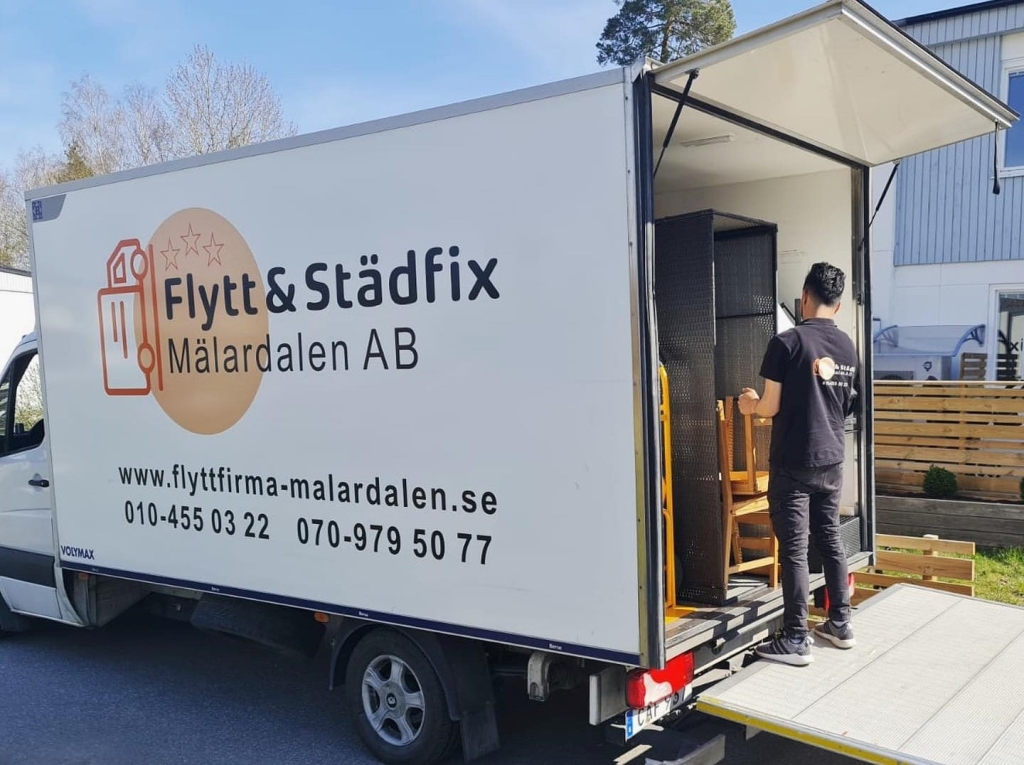 Lastning i flyttbil av en flyttgubbe