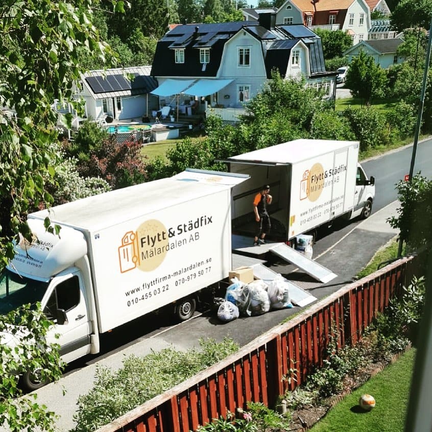 2 flyttbilar utanför bostad i Solna